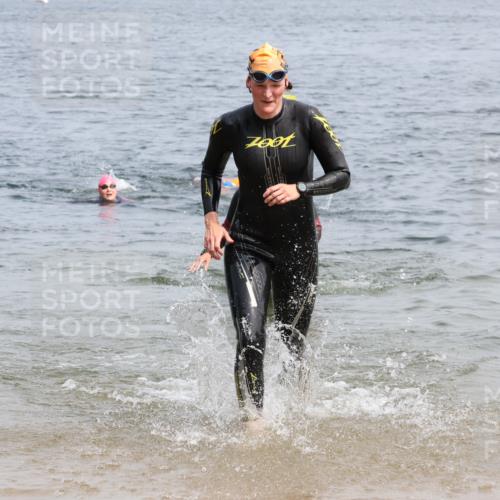 15.06.2025 - 27. Vierlanden-Triathlon Lena Gebhardt http://msf.ph/oto/8033173 15.06.2025 11:16:59 Schwimmen 825, 888, 945, 978 meine-sportfotos.de