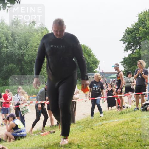 15.06.2025 - 27. Vierlanden-Triathlon KatJ http://msf.ph/oto/8033177 15.06.2025 11:14:59 Schwimmen 798, 812 meine-sportfotos.de
