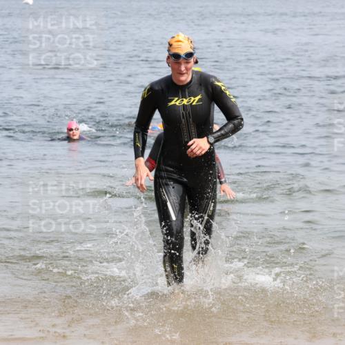 15.06.2025 - 27. Vierlanden-Triathlon Lena Gebhardt http://msf.ph/oto/8033178 15.06.2025 11:16:59 Schwimmen 825, 888, 945, 978 meine-sportfotos.de