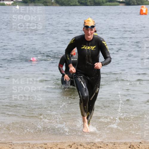 15.06.2025 - 27. Vierlanden-Triathlon Lena Gebhardt http://msf.ph/oto/8033184 15.06.2025 11:17:00 Schwimmen 825, 945, 978 meine-sportfotos.de