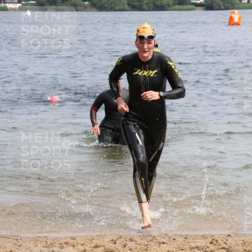 15.06.2025 - 27. Vierlanden-Triathlon Lena Gebhardt http://msf.ph/oto/8033187 15.06.2025 11:17:00 Schwimmen 825, 945, 978 meine-sportfotos.de