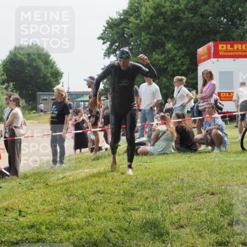 15.06.2025 - 27. Vierlanden-Triathlon KatJ http://msf.ph/oto/8033190 15.06.2025 11:15:04 Schwimmen 798, 812 meine-sportfotos.de