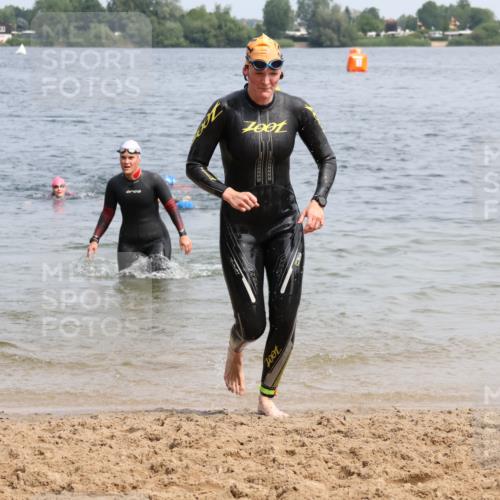 15.06.2025 - 27. Vierlanden-Triathlon Lena Gebhardt http://msf.ph/oto/8033192 15.06.2025 11:17:00 Schwimmen 825, 945, 978 meine-sportfotos.de