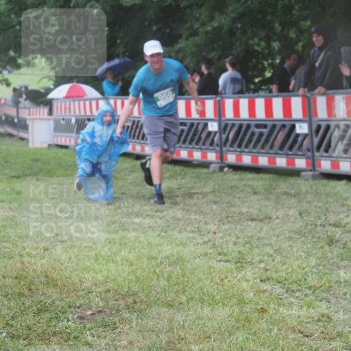 21.06.2025 - 27. Vierlanden-Triathlon KatJ http://msf.ph/oto/8033195 15.06.2025 13:44:38 Ziel 45, 960, 1141 meine-sportfotos.de