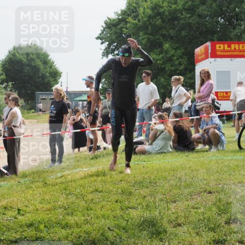 15.06.2025 - 27. Vierlanden-Triathlon KatJ http://msf.ph/oto/8033196 15.06.2025 11:15:04 Schwimmen 798, 812 meine-sportfotos.de