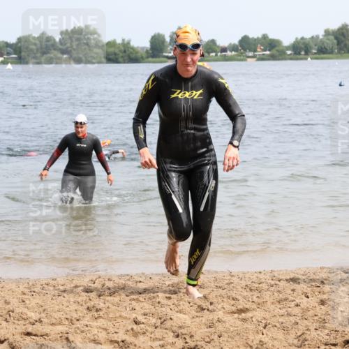 15.06.2025 - 27. Vierlanden-Triathlon Lena Gebhardt http://msf.ph/oto/8033199 15.06.2025 11:17:01 Schwimmen 825, 945, 978, 979 meine-sportfotos.de