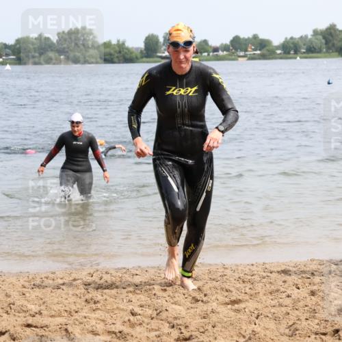 15.06.2025 - 27. Vierlanden-Triathlon Lena Gebhardt http://msf.ph/oto/8033202 15.06.2025 11:17:01 Schwimmen 825, 945, 978, 979 meine-sportfotos.de
