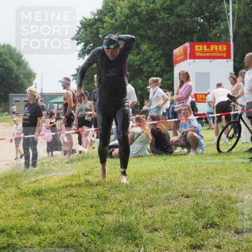 15.06.2025 - 27. Vierlanden-Triathlon KatJ http://msf.ph/oto/8033206 15.06.2025 11:15:05 Schwimmen 798, 812 meine-sportfotos.de