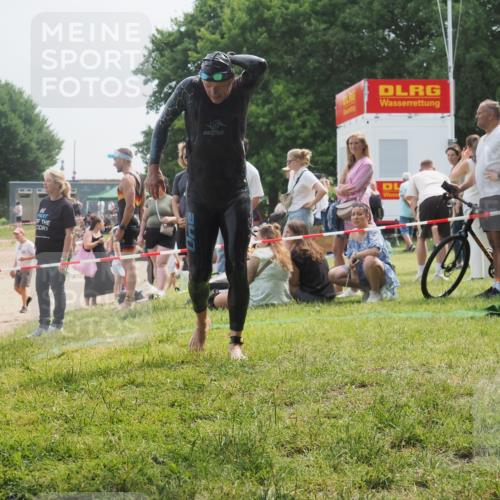 15.06.2025 - 27. Vierlanden-Triathlon KatJ http://msf.ph/oto/8033213 15.06.2025 11:15:05 Schwimmen 798, 812 meine-sportfotos.de