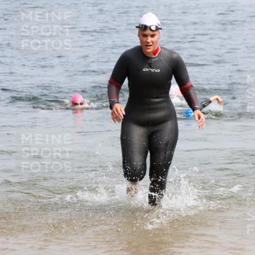 15.06.2025 - 27. Vierlanden-Triathlon Lena Gebhardt http://msf.ph/oto/8033217 15.06.2025 11:17:03 Schwimmen 825, 944, 945, 978, 979 meine-sportfotos.de