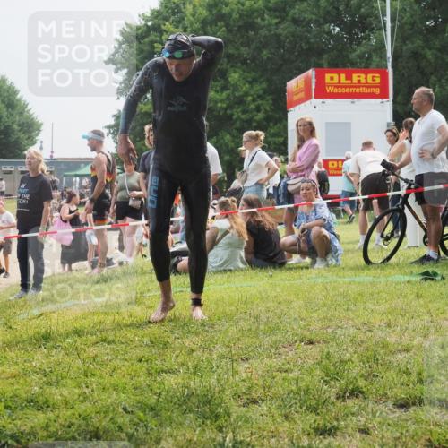 15.06.2025 - 27. Vierlanden-Triathlon KatJ http://msf.ph/oto/8033218 15.06.2025 11:15:05 Schwimmen 798, 812 meine-sportfotos.de
