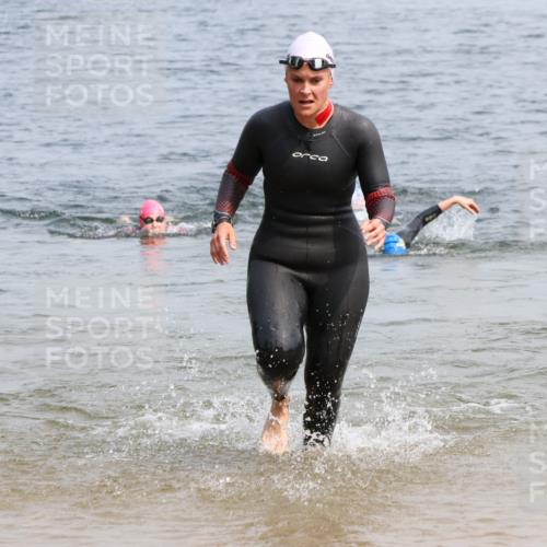 15.06.2025 - 27. Vierlanden-Triathlon Lena Gebhardt http://msf.ph/oto/8033223 15.06.2025 11:17:03 Schwimmen 825, 944, 945, 978, 979 meine-sportfotos.de