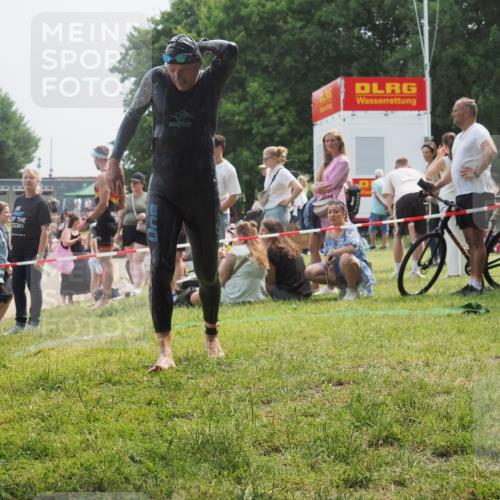 15.06.2025 - 27. Vierlanden-Triathlon KatJ http://msf.ph/oto/8033228 15.06.2025 11:15:05 Schwimmen 798, 812 meine-sportfotos.de