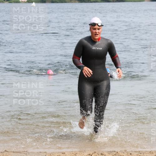 15.06.2025 - 27. Vierlanden-Triathlon Lena Gebhardt http://msf.ph/oto/8033229 15.06.2025 11:17:04 Schwimmen 825, 944, 945, 978, 979 meine-sportfotos.de