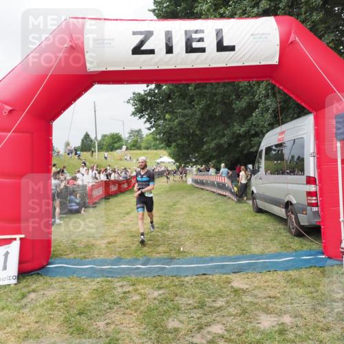 21.06.2025 - 27. Vierlanden-Triathlon MichiJ http://msf.ph/oto/8033231 15.06.2026 12:54:25 Ziel 757 meine-sportfotos.de