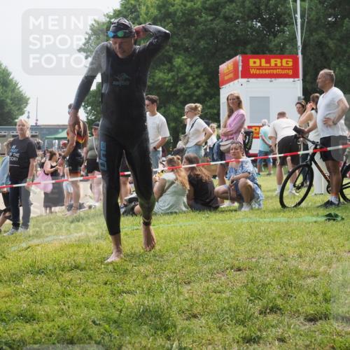 15.06.2025 - 27. Vierlanden-Triathlon KatJ http://msf.ph/oto/8033232 15.06.2025 11:15:05 Schwimmen 798, 812 meine-sportfotos.de