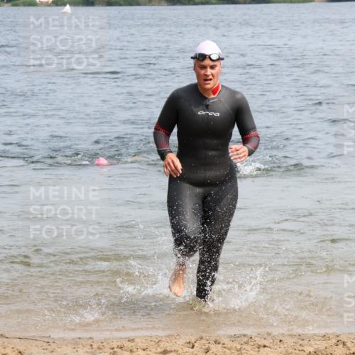 15.06.2025 - 27. Vierlanden-Triathlon Lena Gebhardt http://msf.ph/oto/8033235 15.06.2025 11:17:04 Schwimmen 825, 944, 945, 978, 979 meine-sportfotos.de