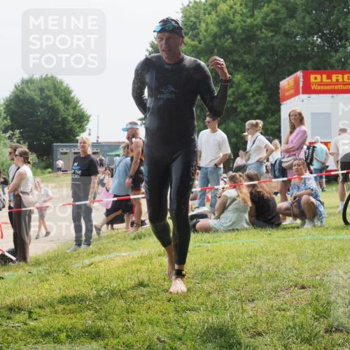 15.06.2025 - 27. Vierlanden-Triathlon KatJ http://msf.ph/oto/8033236 15.06.2025 11:15:06 Schwimmen 798, 812 meine-sportfotos.de