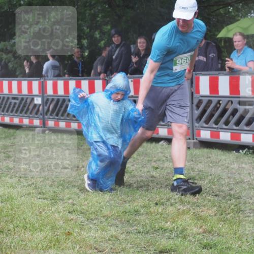 21.06.2025 - 27. Vierlanden-Triathlon KatJ http://msf.ph/oto/8033237 15.06.2025 13:44:40 Ziel 960, 1141 meine-sportfotos.de