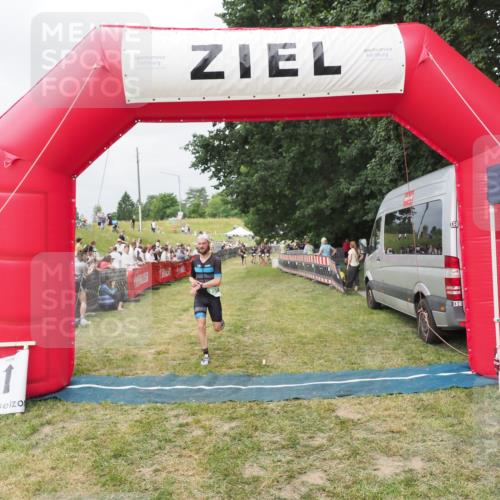 21.06.2025 - 27. Vierlanden-Triathlon MichiJ http://msf.ph/oto/8033238 15.06.2026 12:54:26 Ziel 757 meine-sportfotos.de