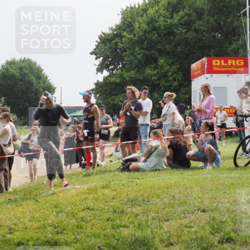 15.06.2025 - 27. Vierlanden-Triathlon KatJ http://msf.ph/oto/8033239 15.06.2025 11:15:43 Schwimmen 881, 927, 960 meine-sportfotos.de
