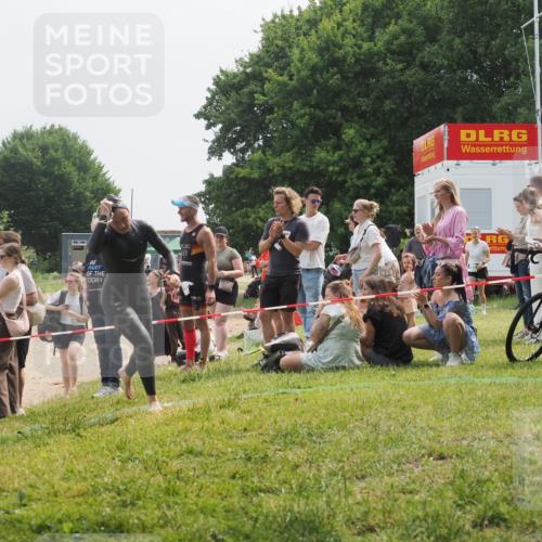 15.06.2025 - 27. Vierlanden-Triathlon KatJ http://msf.ph/oto/8033244 15.06.2025 11:15:43 Schwimmen 881, 927, 960 meine-sportfotos.de