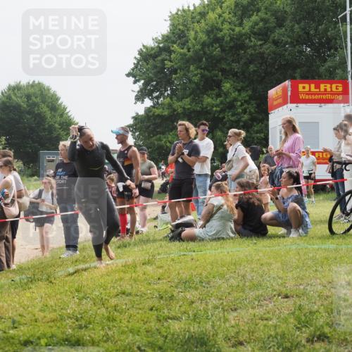 15.06.2025 - 27. Vierlanden-Triathlon KatJ http://msf.ph/oto/8033248 15.06.2025 11:15:43 Schwimmen 881, 927, 960 meine-sportfotos.de