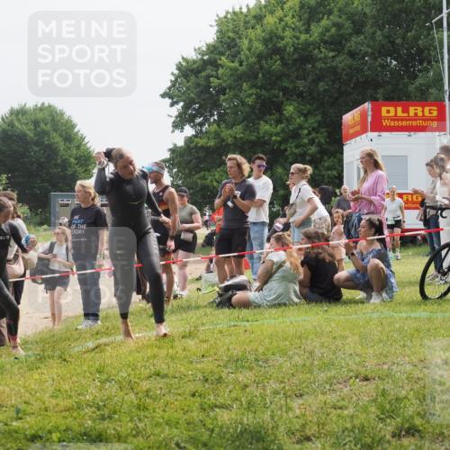 15.06.2025 - 27. Vierlanden-Triathlon KatJ http://msf.ph/oto/8033252 15.06.2025 11:15:43 Schwimmen 881, 927, 960 meine-sportfotos.de