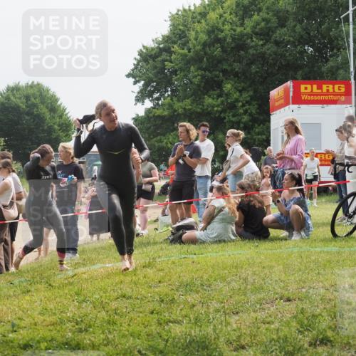 15.06.2025 - 27. Vierlanden-Triathlon KatJ http://msf.ph/oto/8033257 15.06.2025 11:15:44 Schwimmen 881, 927, 960 meine-sportfotos.de