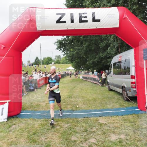 21.06.2025 - 27. Vierlanden-Triathlon MichiJ http://msf.ph/oto/8033259 15.06.2026 12:54:26 Ziel 757 meine-sportfotos.de