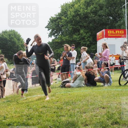 15.06.2025 - 27. Vierlanden-Triathlon KatJ http://msf.ph/oto/8033260 15.06.2025 11:15:44 Schwimmen 881, 927, 960 meine-sportfotos.de