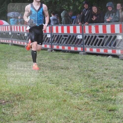 21.06.2025 - 27. Vierlanden-Triathlon KatJ http://msf.ph/oto/8033262 15.06.2025 13:44:45 Ziel 1141 meine-sportfotos.de
