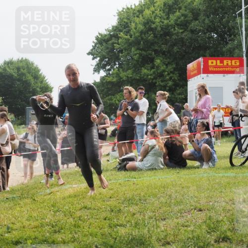 15.06.2025 - 27. Vierlanden-Triathlon KatJ http://msf.ph/oto/8033264 15.06.2025 11:15:44 Schwimmen 881, 927, 960 meine-sportfotos.de