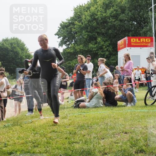 15.06.2025 - 27. Vierlanden-Triathlon KatJ http://msf.ph/oto/8033270 15.06.2025 11:15:44 Schwimmen 881, 927, 960 meine-sportfotos.de