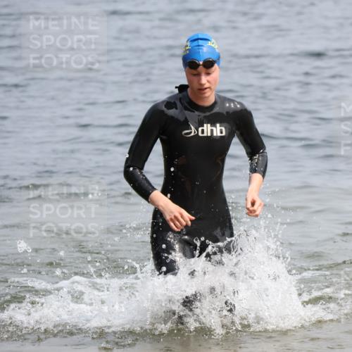 21.06.2025 - 27. Vierlanden-Triathlon Lena Gebhardt http://msf.ph/oto/8033273 15.06.2025 11:17:09 Schwimmen 944, 945, 978, 979 meine-sportfotos.de