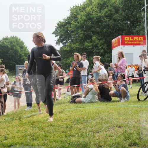 15.06.2025 - 27. Vierlanden-Triathlon KatJ http://msf.ph/oto/8033275 15.06.2025 11:15:44 Schwimmen 881, 927, 960 meine-sportfotos.de