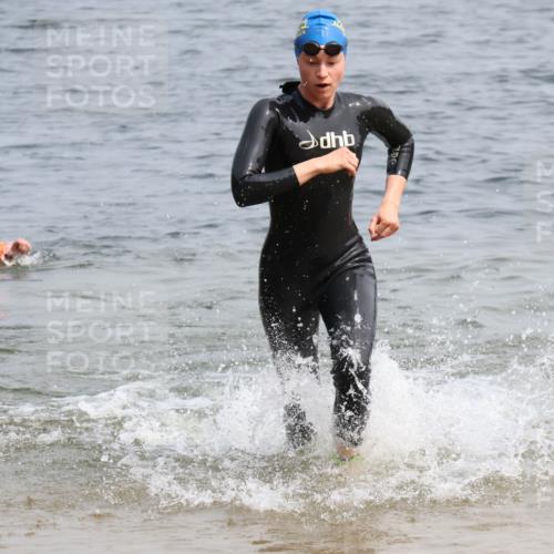 21.06.2025 - 27. Vierlanden-Triathlon Lena Gebhardt http://msf.ph/oto/8033278 15.06.2025 11:17:09 Schwimmen 944, 945, 978, 979 meine-sportfotos.de