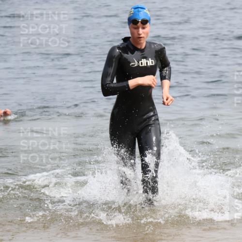 21.06.2025 - 27. Vierlanden-Triathlon Lena Gebhardt http://msf.ph/oto/8033282 15.06.2025 11:17:09 Schwimmen 944, 945, 978, 979 meine-sportfotos.de
