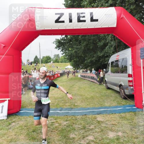 21.06.2025 - 27. Vierlanden-Triathlon MichiJ http://msf.ph/oto/8033283 15.06.2026 12:54:27 Ziel 757, 1000 meine-sportfotos.de