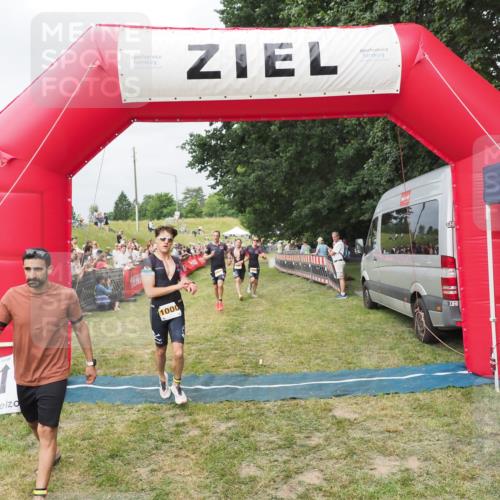 21.06.2025 - 27. Vierlanden-Triathlon MichiJ http://msf.ph/oto/8033286 15.06.2026 12:54:32 Ziel 757, 999, 1000, 1001, 1003 meine-sportfotos.de
