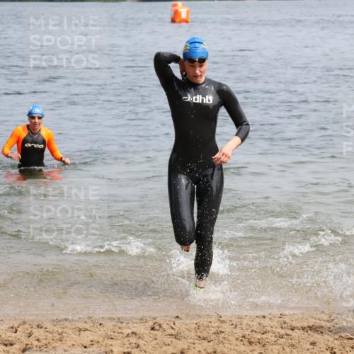 21.06.2025 - 27. Vierlanden-Triathlon Lena Gebhardt http://msf.ph/oto/8033288 15.06.2025 11:17:10 Schwimmen 944, 945, 978, 979 meine-sportfotos.de