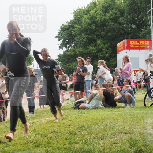 15.06.2025 - 27. Vierlanden-Triathlon KatJ http://msf.ph/oto/8033289 15.06.2025 11:15:45 Schwimmen 881, 919, 927, 946, 960 meine-sportfotos.de