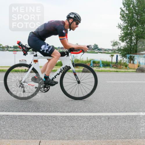 15.06.2025 - 27. Vierlanden-Triathlon H.Heesch http://msf.ph/oto/8033290 15.06.2025 10:41:36 Radfahren 106, 109, 127, 142, 198, 436 meine-sportfotos.de