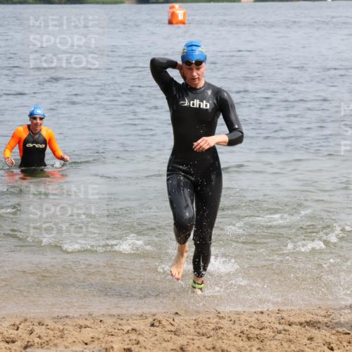 21.06.2025 - 27. Vierlanden-Triathlon Lena Gebhardt http://msf.ph/oto/8033293 15.06.2025 11:17:10 Schwimmen 944, 945, 978, 979 meine-sportfotos.de