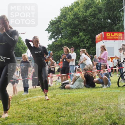 15.06.2025 - 27. Vierlanden-Triathlon KatJ http://msf.ph/oto/8033294 15.06.2025 11:15:45 Schwimmen 881, 919, 927, 946, 960 meine-sportfotos.de