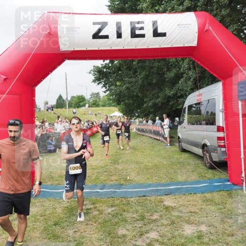21.06.2025 - 27. Vierlanden-Triathlon MichiJ http://msf.ph/oto/8033295 15.06.2026 12:54:32 Ziel 757, 999, 1000, 1001, 1003 meine-sportfotos.de