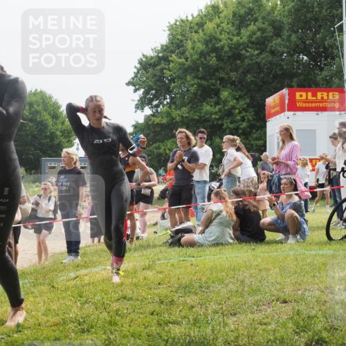 15.06.2025 - 27. Vierlanden-Triathlon KatJ http://msf.ph/oto/8033298 15.06.2025 11:15:45 Schwimmen 881, 919, 927, 946, 960 meine-sportfotos.de