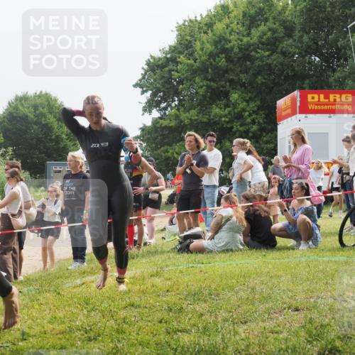 15.06.2025 - 27. Vierlanden-Triathlon KatJ http://msf.ph/oto/8033303 15.06.2025 11:15:45 Schwimmen 881, 919, 927, 946, 960 meine-sportfotos.de