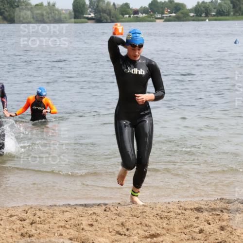 21.06.2025 - 27. Vierlanden-Triathlon Lena Gebhardt http://msf.ph/oto/8033307 15.06.2025 11:17:11 Schwimmen 911, 944, 945, 978, 979 meine-sportfotos.de