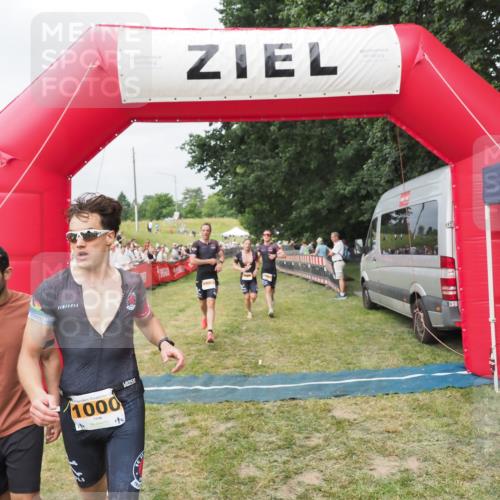 21.06.2025 - 27. Vierlanden-Triathlon MichiJ http://msf.ph/oto/8033310 15.06.2026 12:54:33 Ziel 757, 999, 1000, 1001, 1003 meine-sportfotos.de